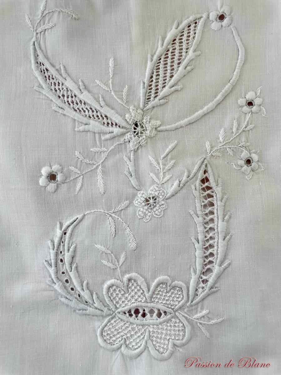 Taie de traversin avec initiales : A et S sur fine percale, broderie main – Image 5
