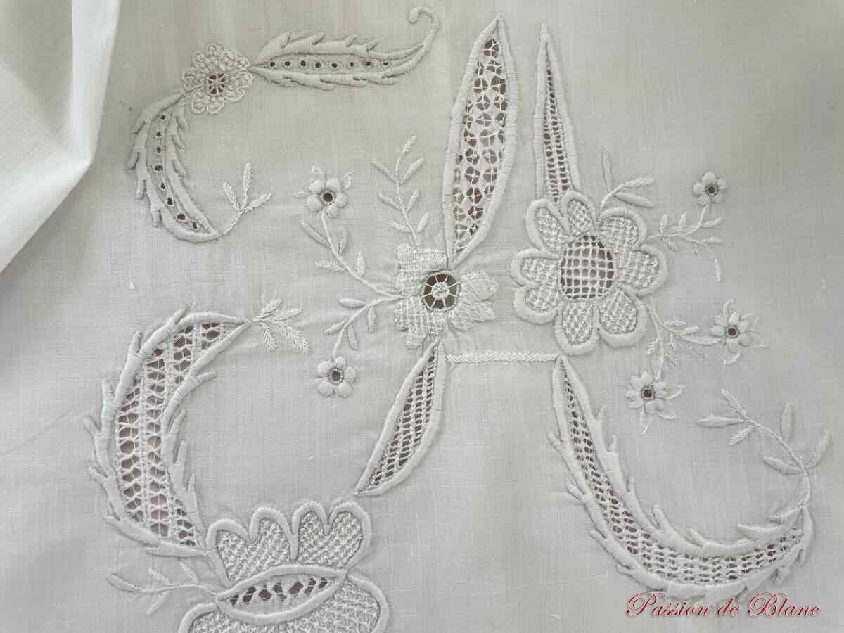 Taie de traversin avec initiales : A et S sur fine percale, broderie main – Image 4