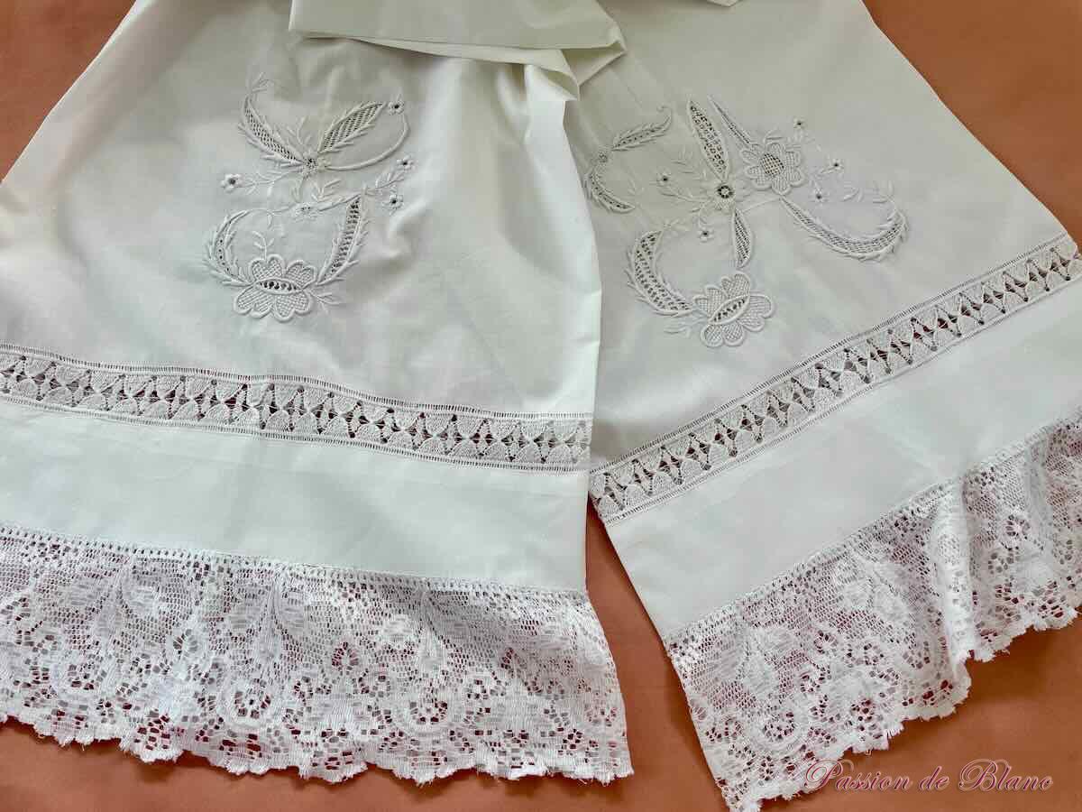 Taie de traversin avec initiales : A et S sur fine percale, broderie main – Image 2