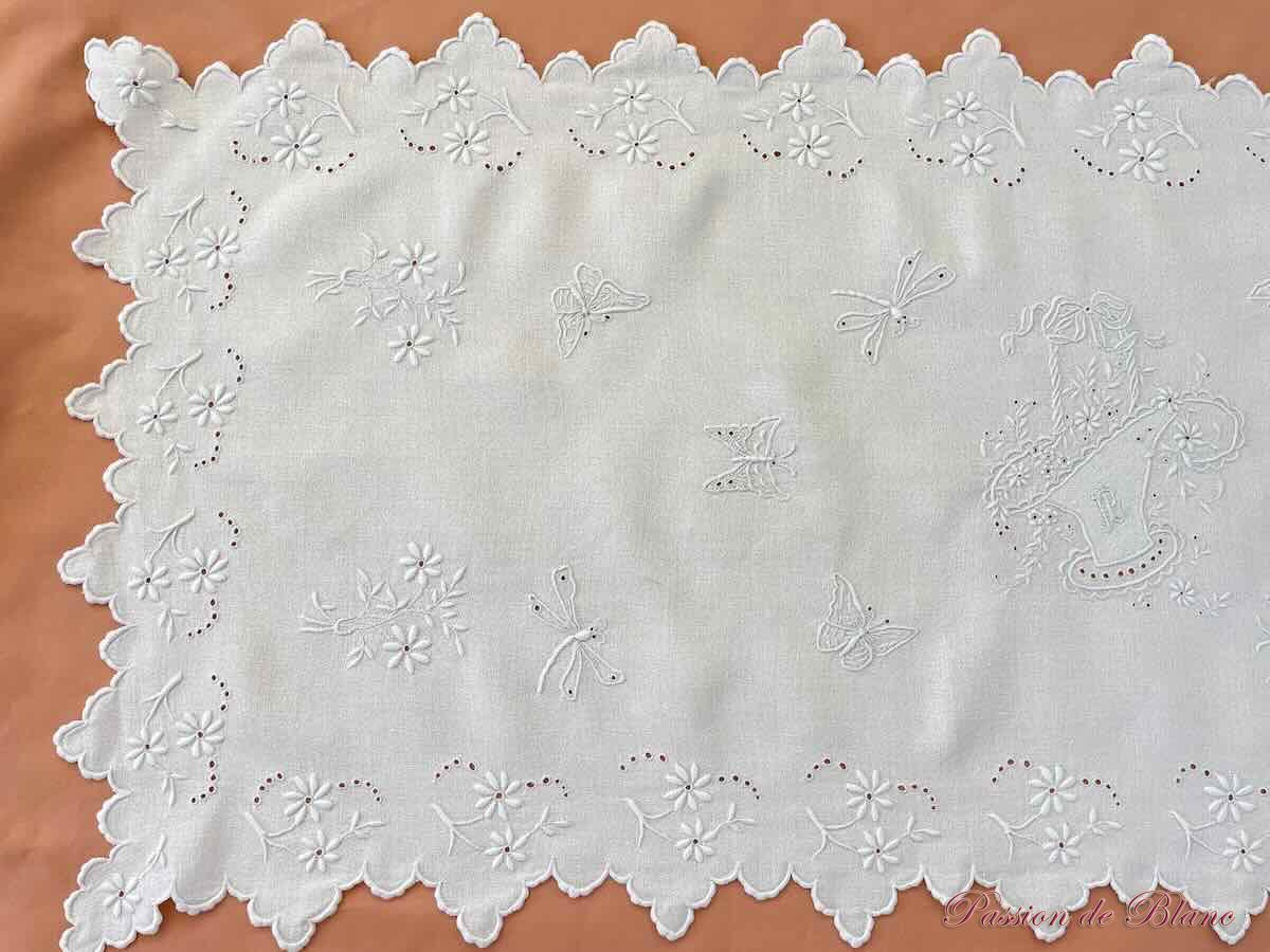 chemin table panier papillons