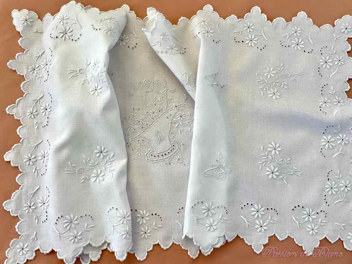 Centre de table ou dessus de meuble brodé main avec panier, papillons, libellules – Image 5