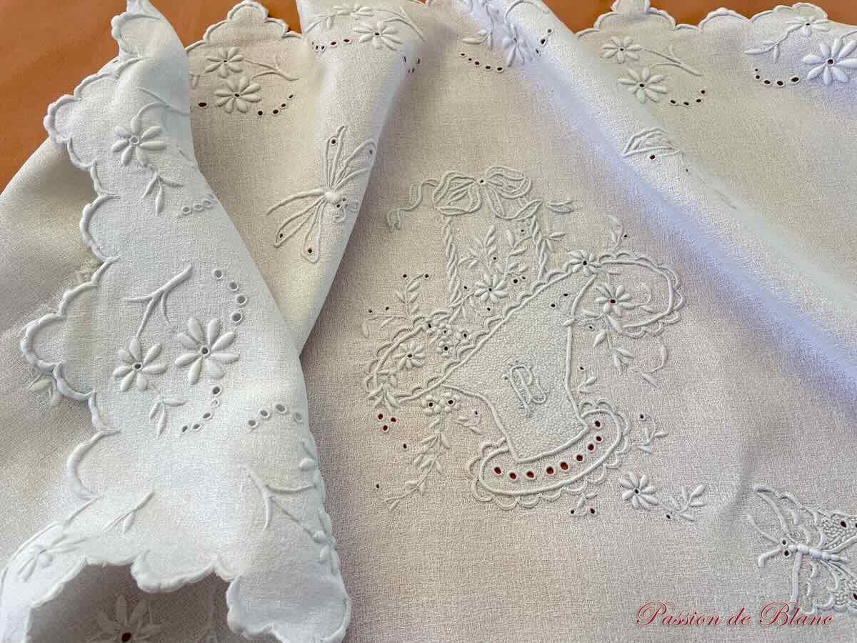 Centre de table ou dessus de meuble brodé main avec panier, papillons, libellules – Image 4