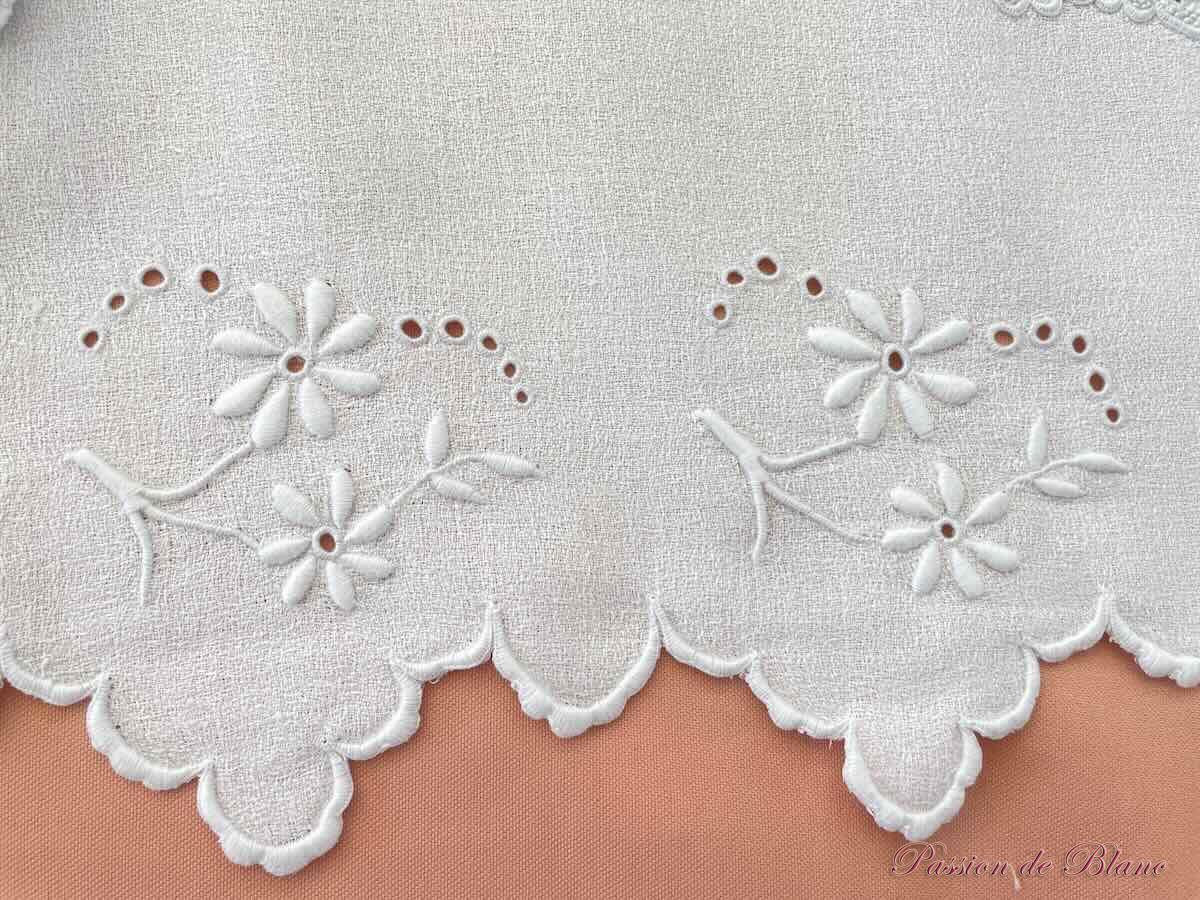 Centre de table ou dessus de meuble brodé main avec panier, papillons, libellules – Image 2