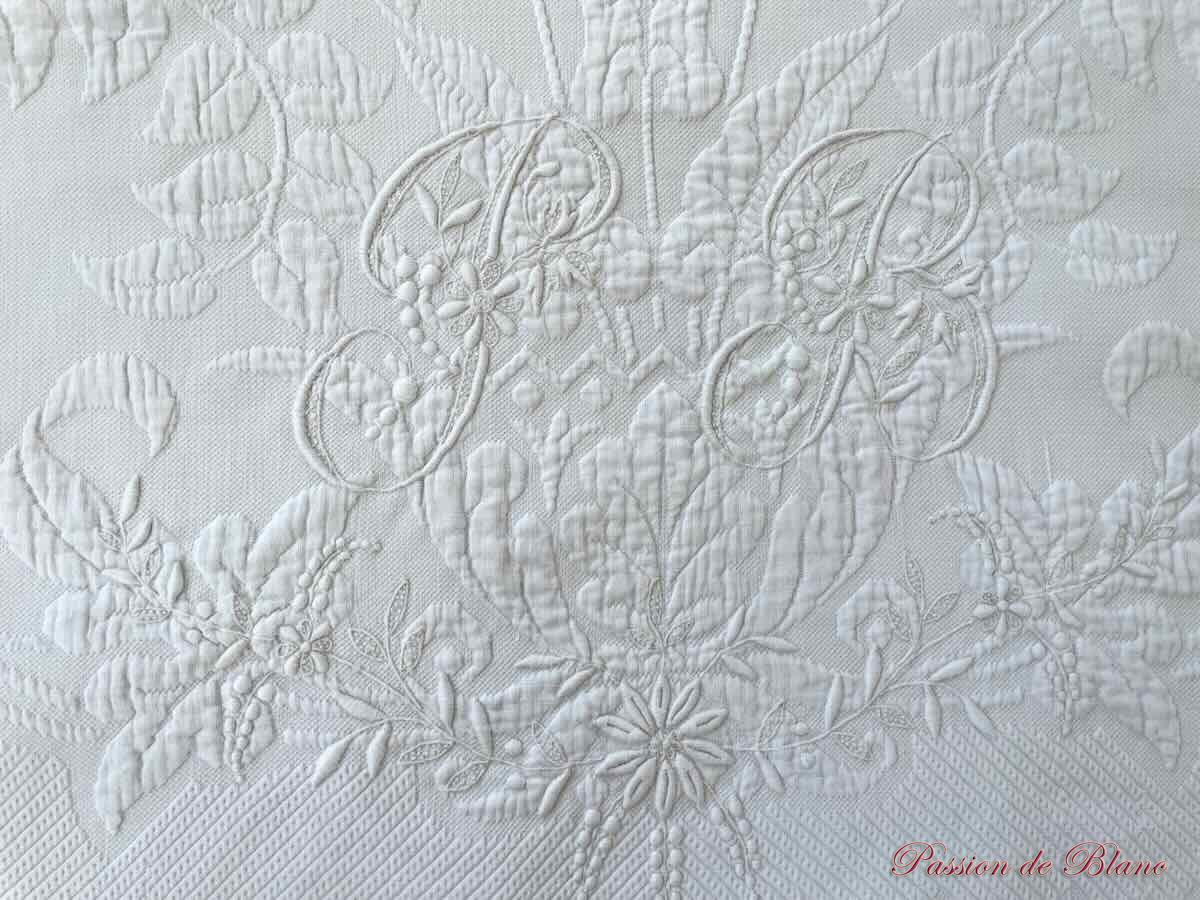 Belle couverture de mariage festonnée sur 4 côtés en piqué de coton avec monogrammes PB – Image 3