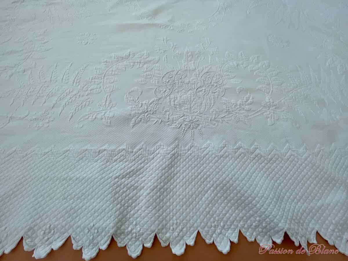 Belle couverture de mariage festonnée sur 4 côtés en piqué de coton avec monogrammes PB – Image 8