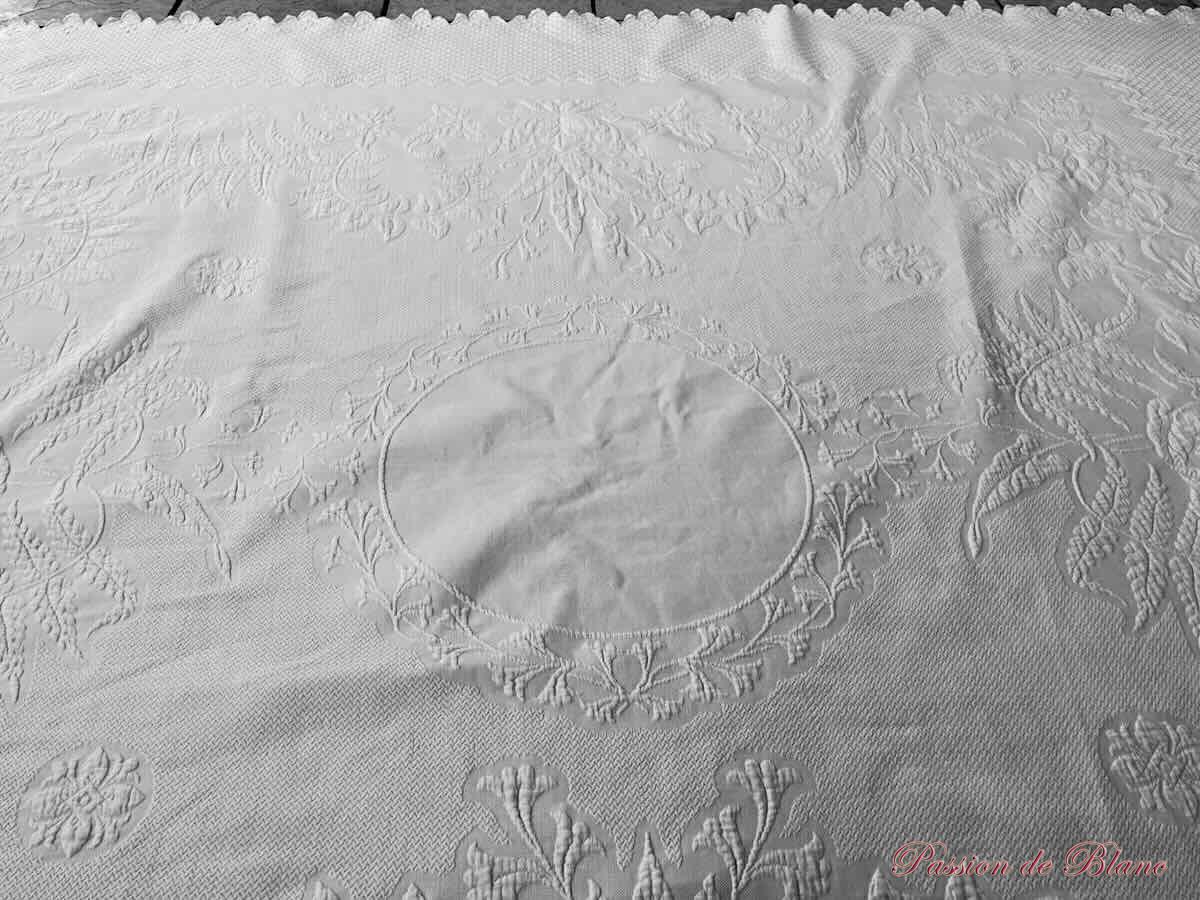 Belle couverture de mariage festonnée sur 4 côtés en piqué de coton avec monogrammes PB – Image 7