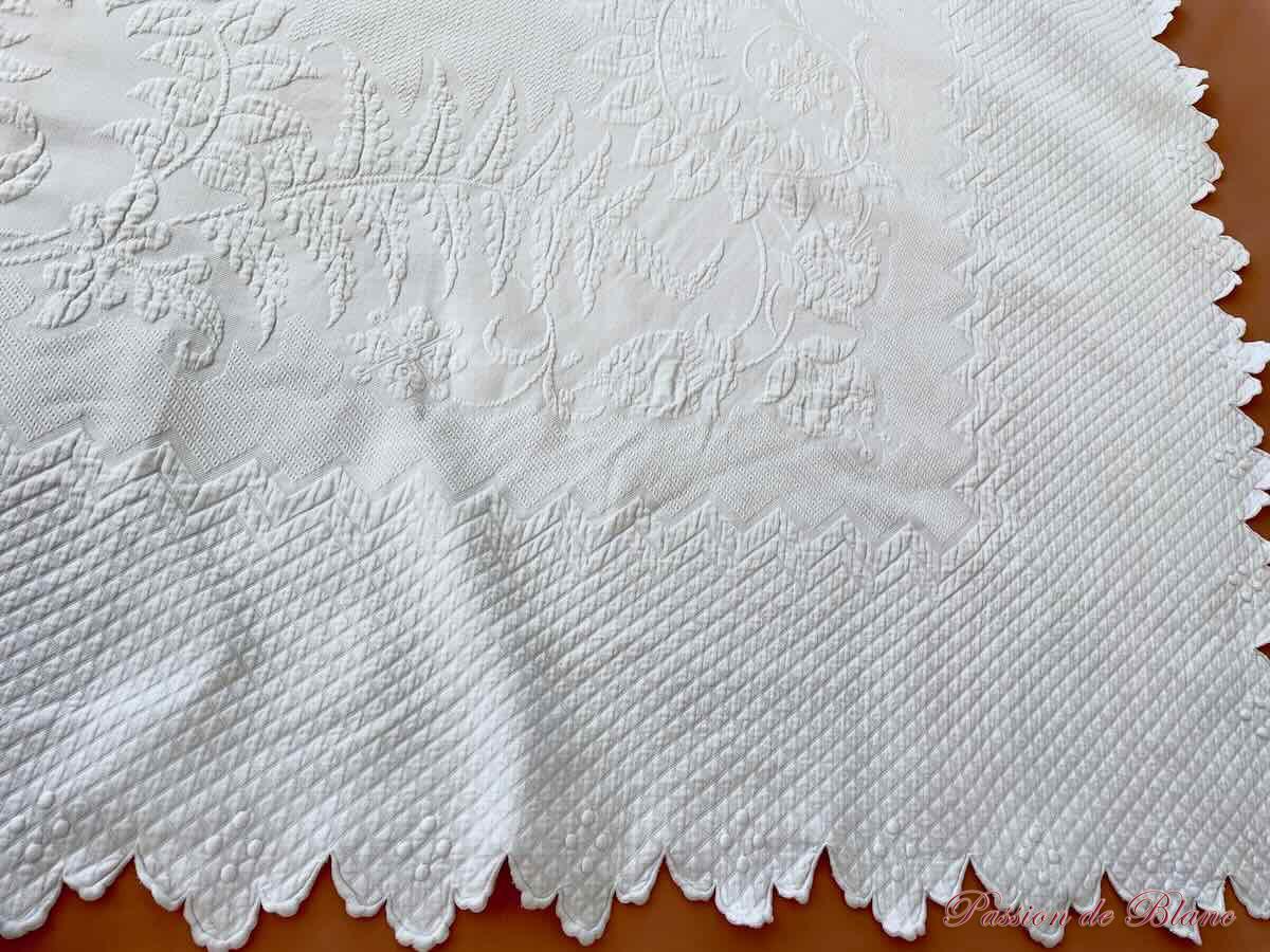 Belle couverture de mariage festonnée sur 4 côtés en piqué de coton avec monogrammes PB – Image 6