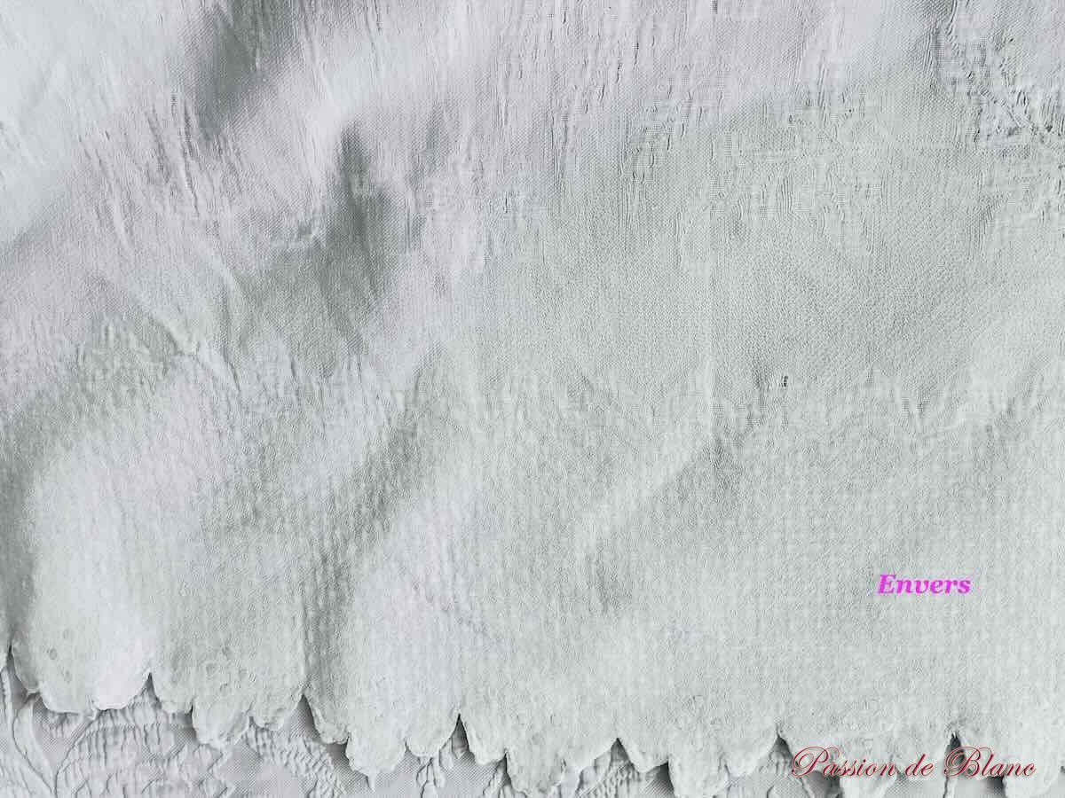 Belle couverture de mariage festonnée sur 4 côtés en piqué de coton avec monogrammes PB – Image 5