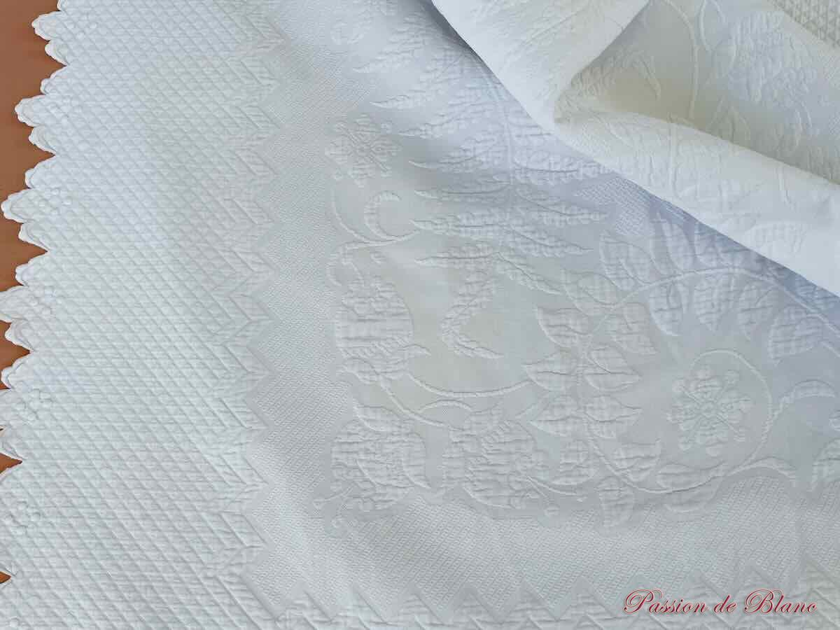 Belle couverture de mariage festonnée sur 4 côtés en piqué de coton avec monogrammes PB – Image 4