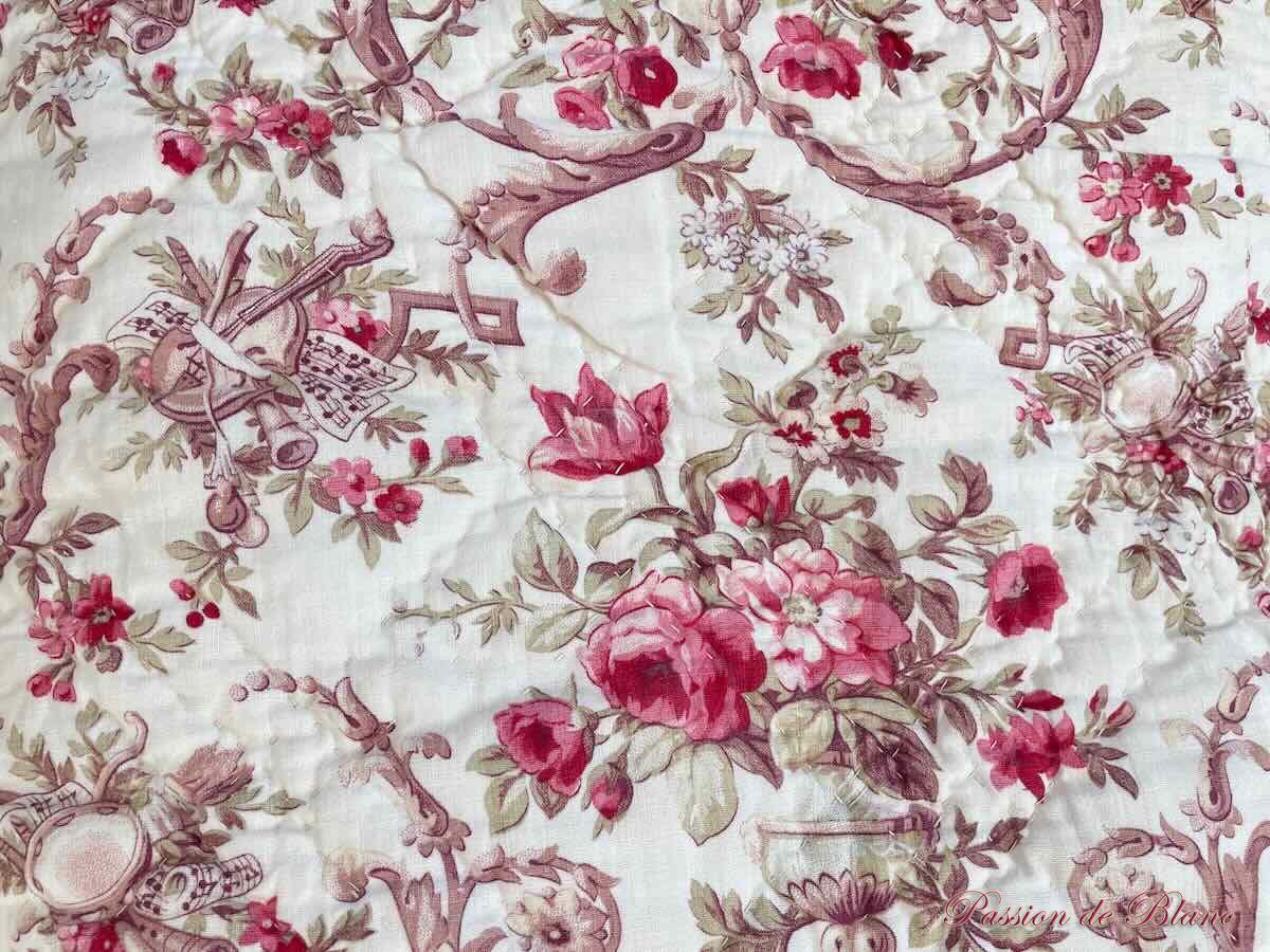 Grande couverture Piquée XIXe siècle: deux faces aux motifs fleuris différents – Image 2