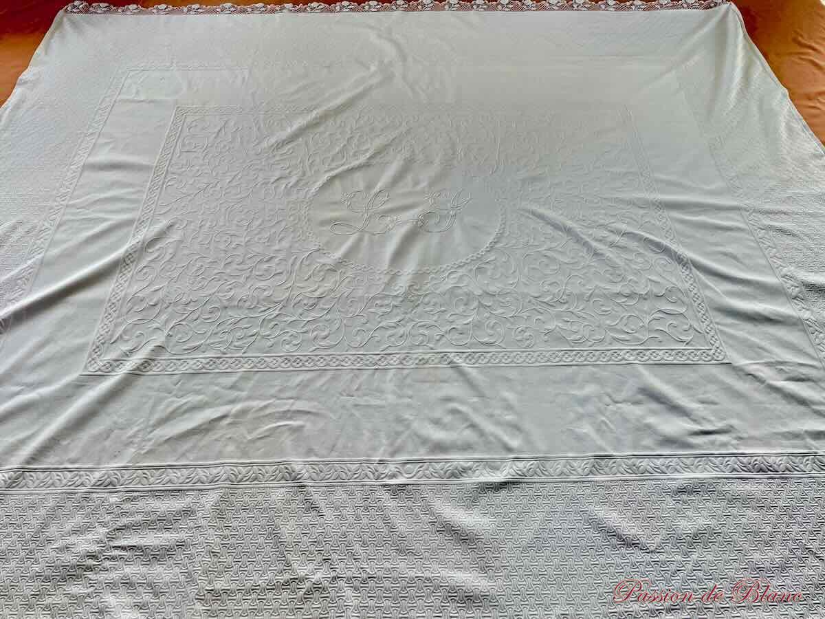 Grande couverture en piqué plat avec relief et monogramme LS, point d'Irlande – Image 3