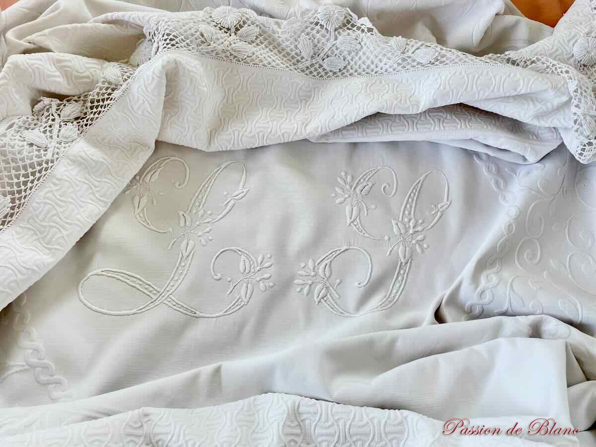 Grande couverture en piqué plat avec relief et monogramme LS, point d'Irlande – Image 9