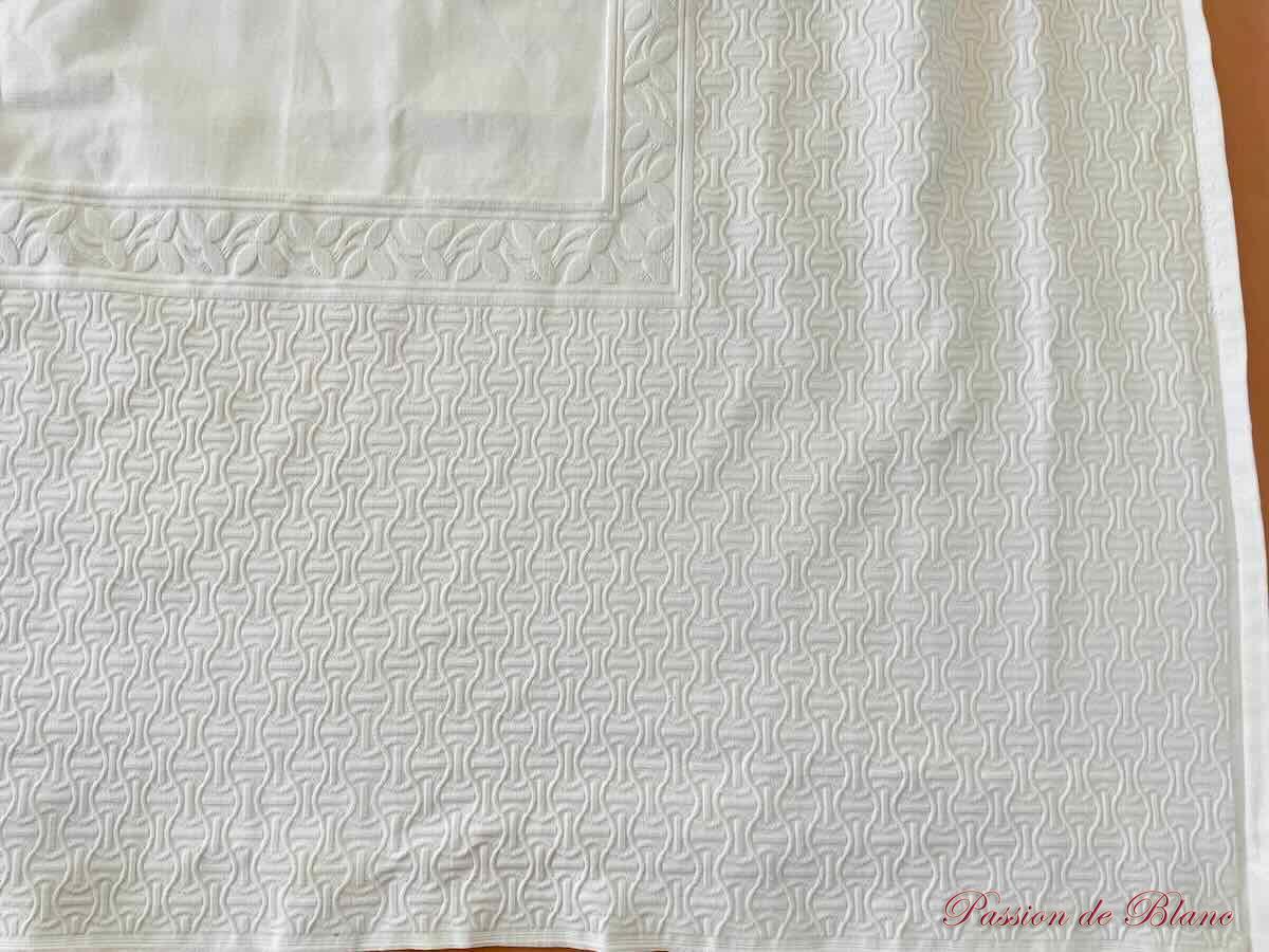 Grande couverture en piqué plat avec relief et monogramme LS, point d'Irlande – Image 4