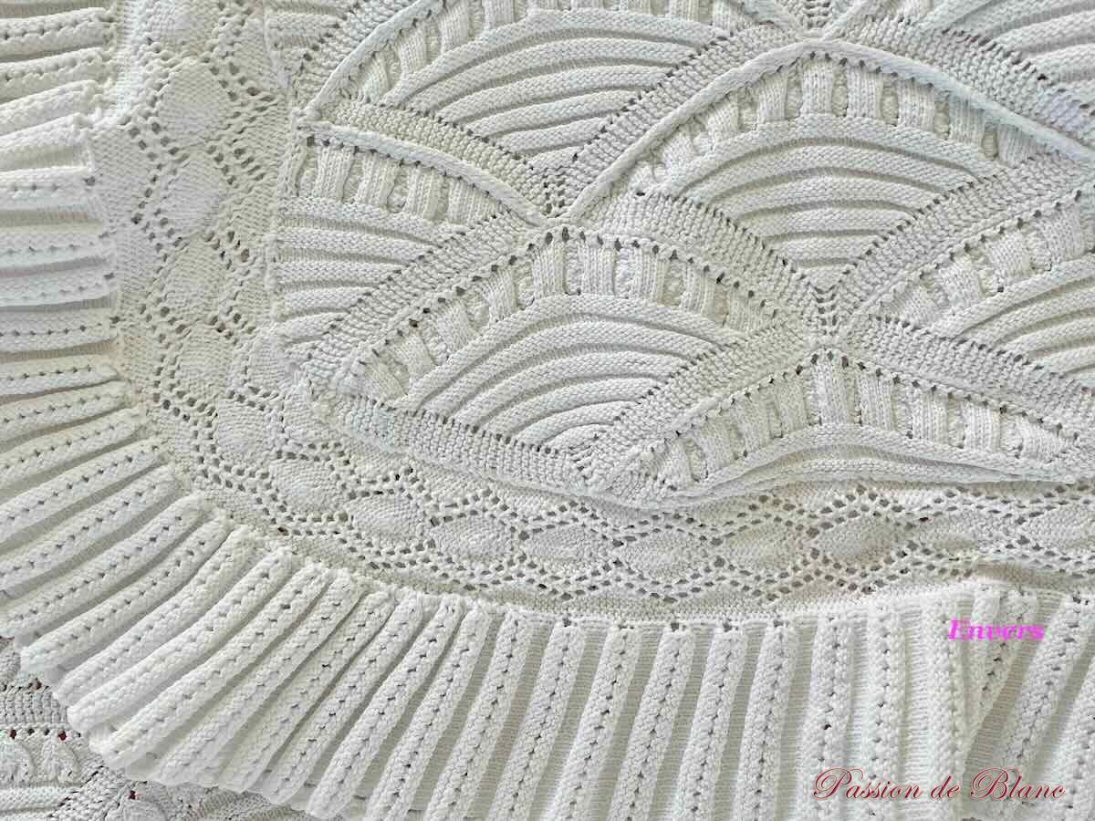 Couverture, dessus de lit aux aiguilles en fin coton blanc avec motifs d'éventails – Image 6