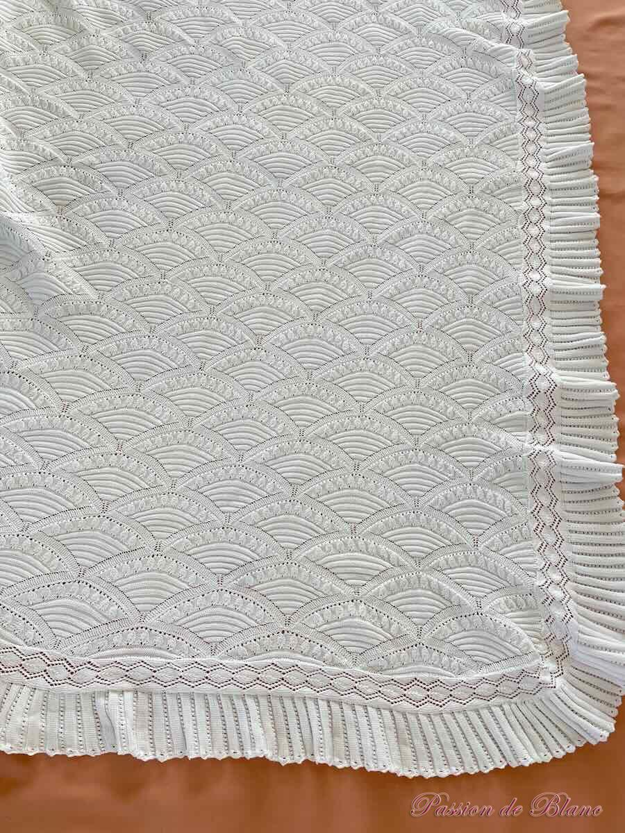Couverture, dessus de lit aux aiguilles en fin coton blanc avec motifs d'éventails – Image 4