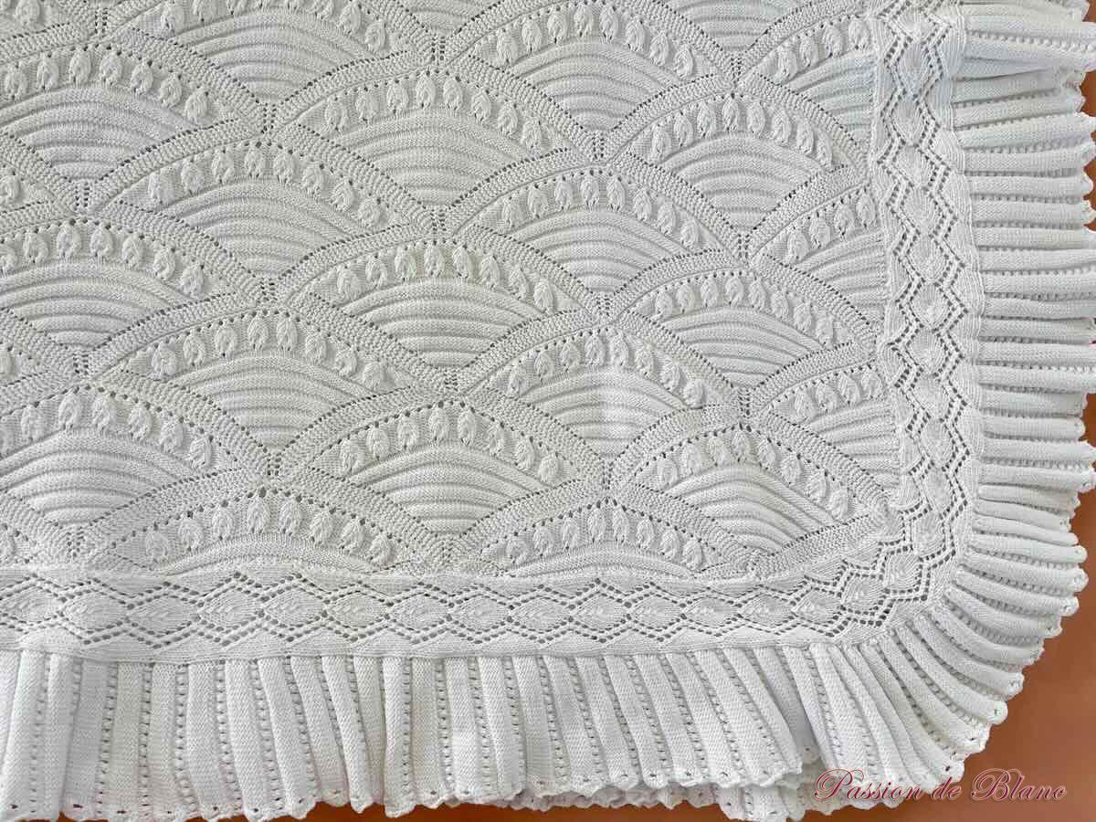 Couverture, dessus de lit aux aiguilles en fin coton blanc avec motifs d'éventails – Image 5