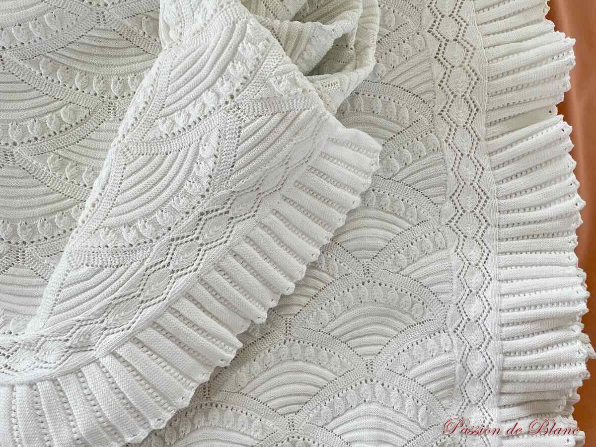 Couverture, dessus de lit aux aiguilles en fin coton blanc avec motifs d'éventails – Image 2