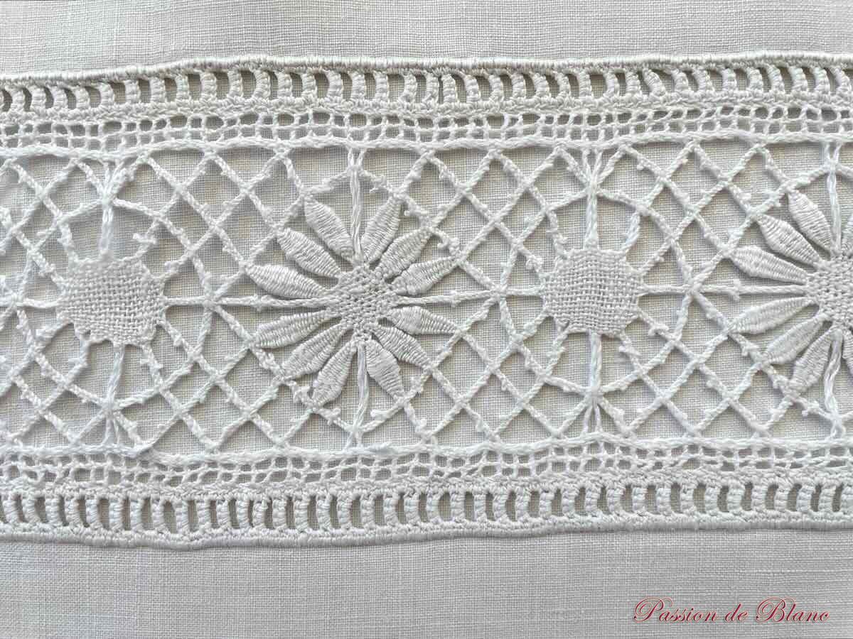 Somptueux drap avec monogramme CO, découverte avec dentelle aux fuseaux et au crochet d'art – Image 8