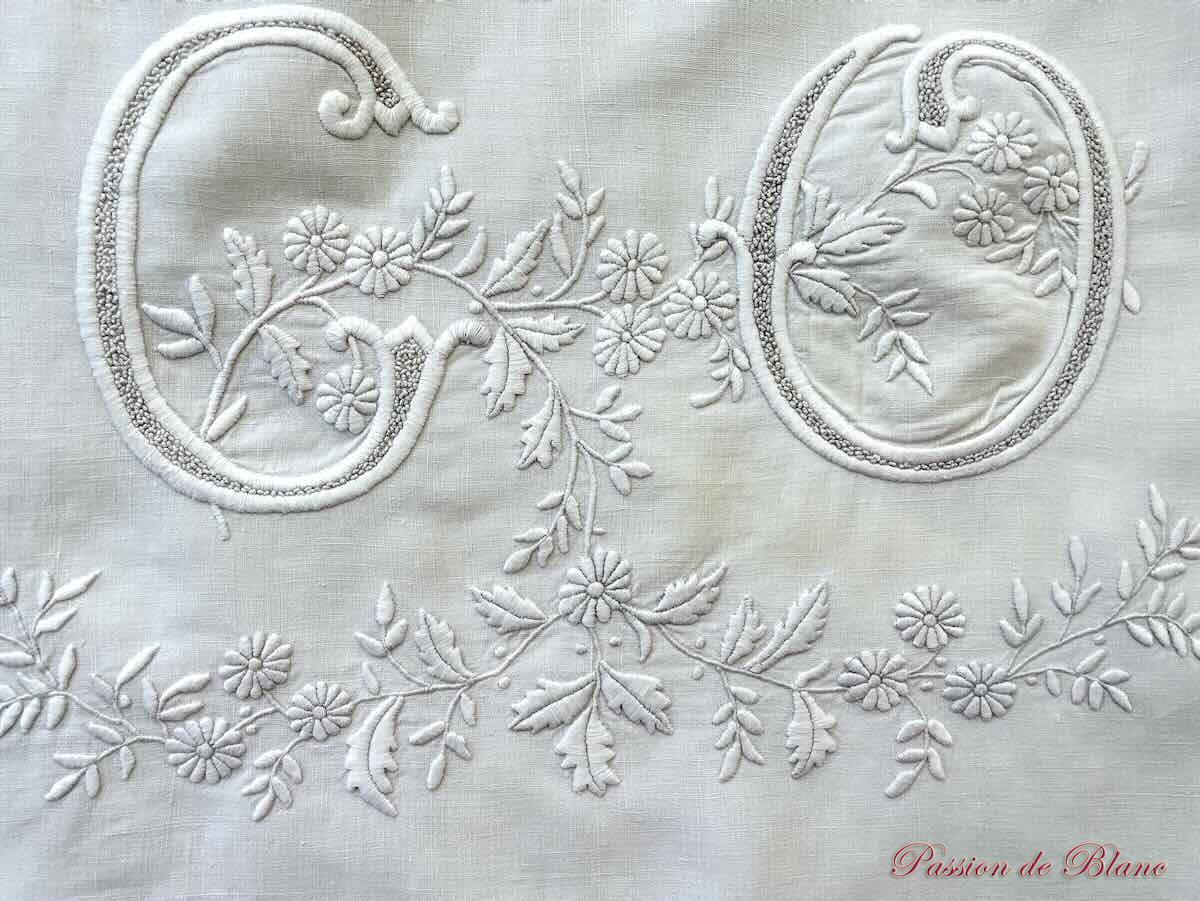 Somptueux drap avec monogramme CO, découverte avec dentelle aux fuseaux et au crochet d'art – Image 7