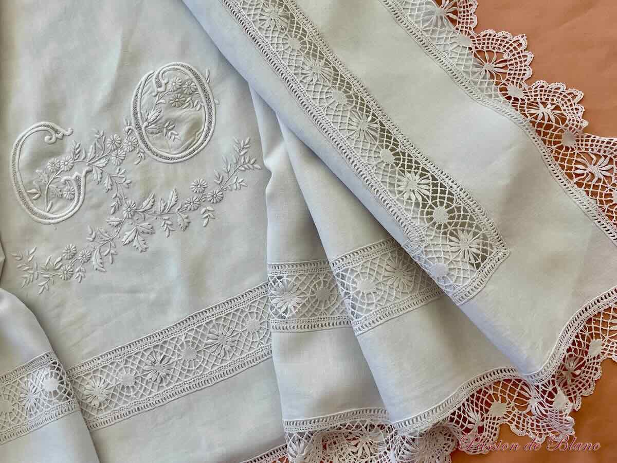 Somptueux drap avec monogramme CO, découverte avec dentelle aux fuseaux et au crochet d'art – Image 6