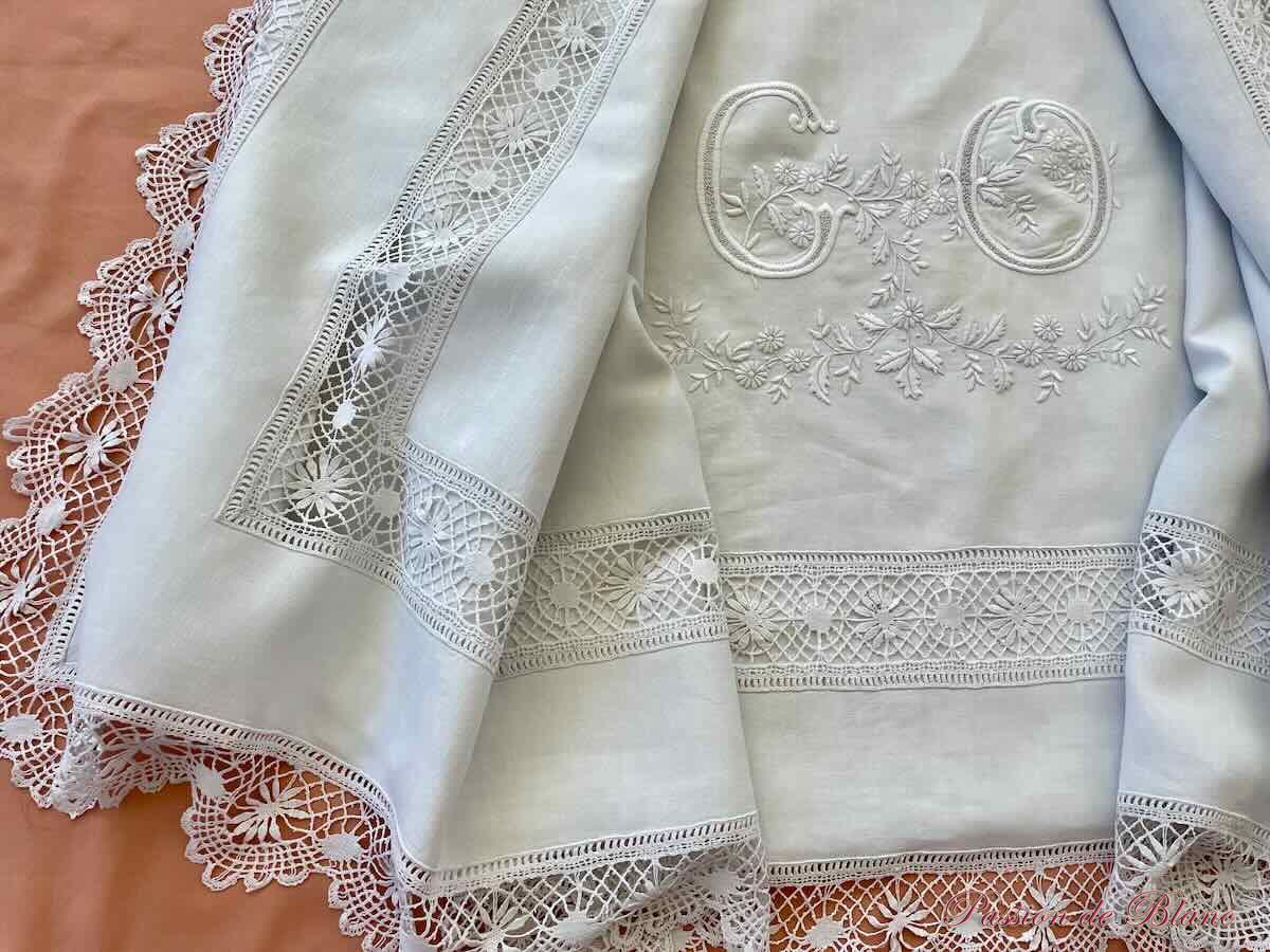 Somptueux drap avec monogramme CO, découverte avec dentelle aux fuseaux et au crochet d'art – Image 5