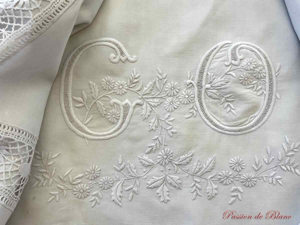 Somptueux drap avec monogramme CO, découverte avec dentelle aux fuseaux et au crochet d'art – Image 3