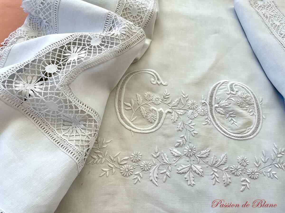 Somptueux drap avec monogramme CO, découverte avec dentelle aux fuseaux et au crochet d'art – Image 2