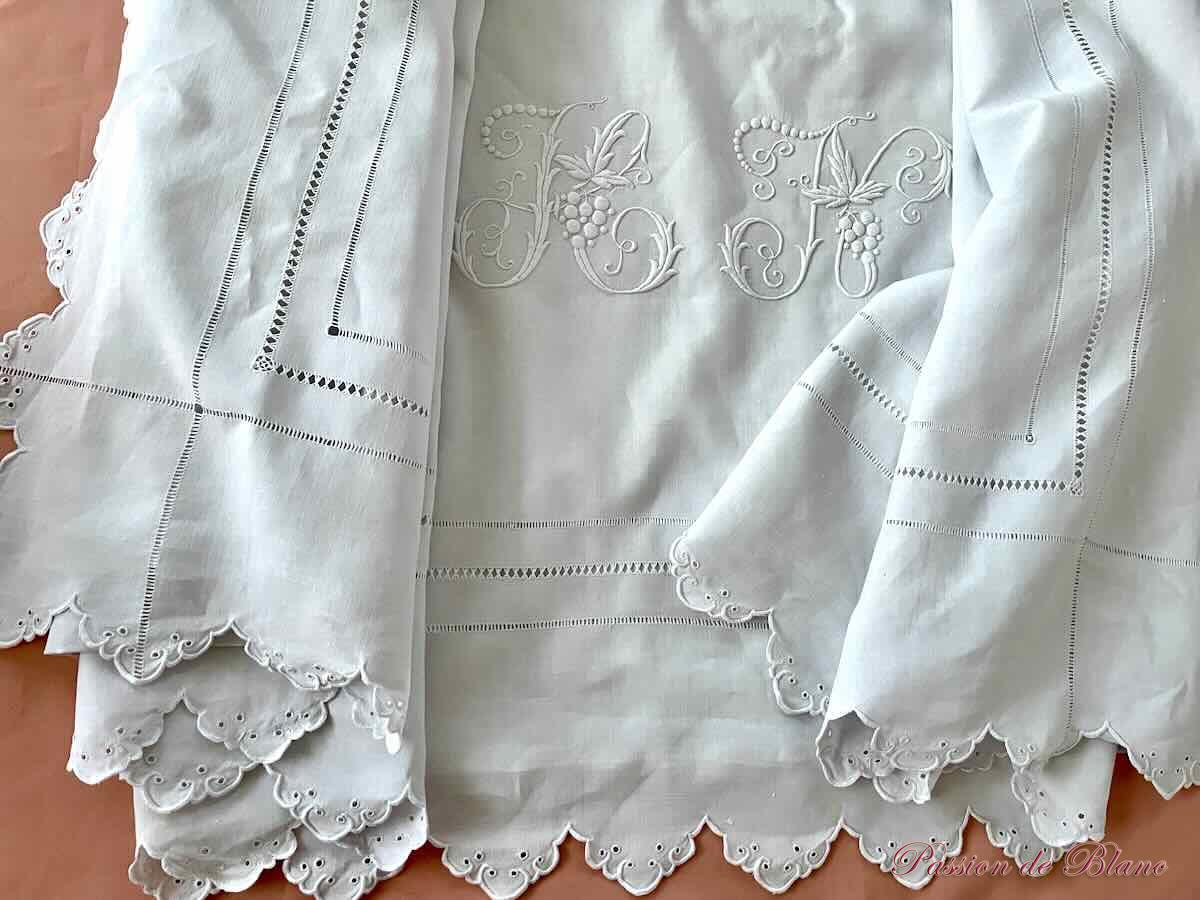 Grand drap avec monogrammes "HN" festonné avec travail de jours sur lin fin – Image 6