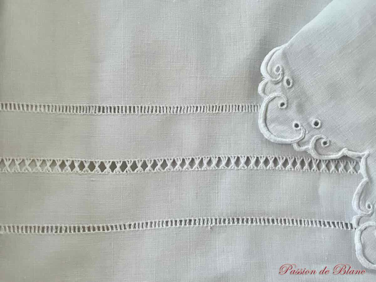 Grand drap avec monogrammes "HN" festonné avec travail de jours sur lin fin – Image 5