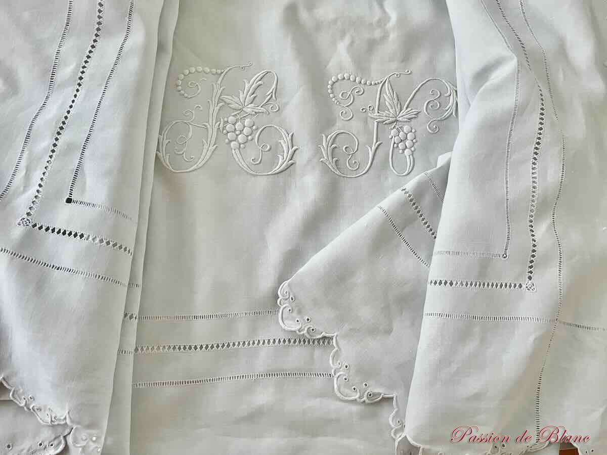 Grand drap avec monogrammes "HN" festonné avec travail de jours sur lin fin – Image 4