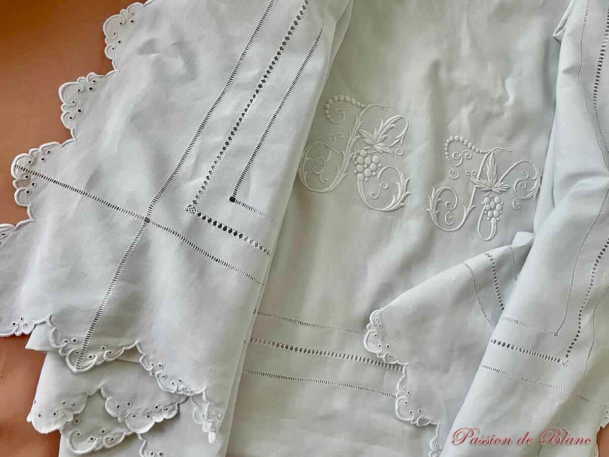 Grand drap avec monogrammes "HN" festonné avec travail de jours sur lin fin – Image 3