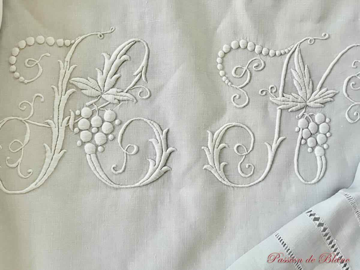 Grand drap avec monogrammes "HN" festonné avec travail de jours sur lin fin – Image 2
