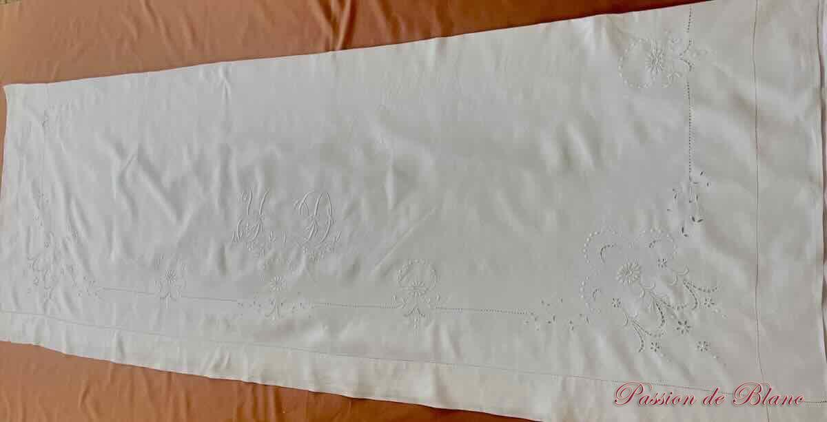 Grand drap avec retours brodés et monogramme YD sur toile de lin très fin – Image 9
