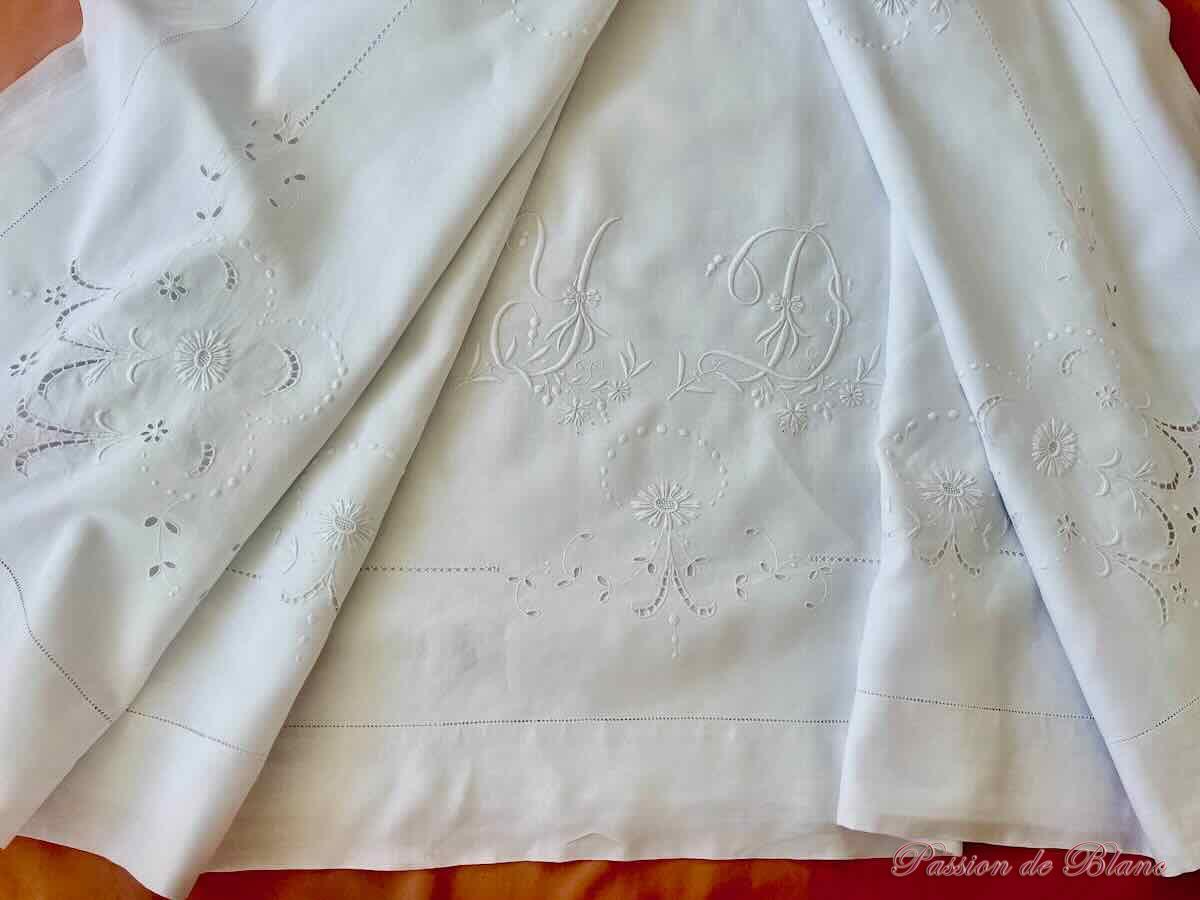 Grand drap avec retours brodés et monogramme YD sur toile de lin très fin – Image 6