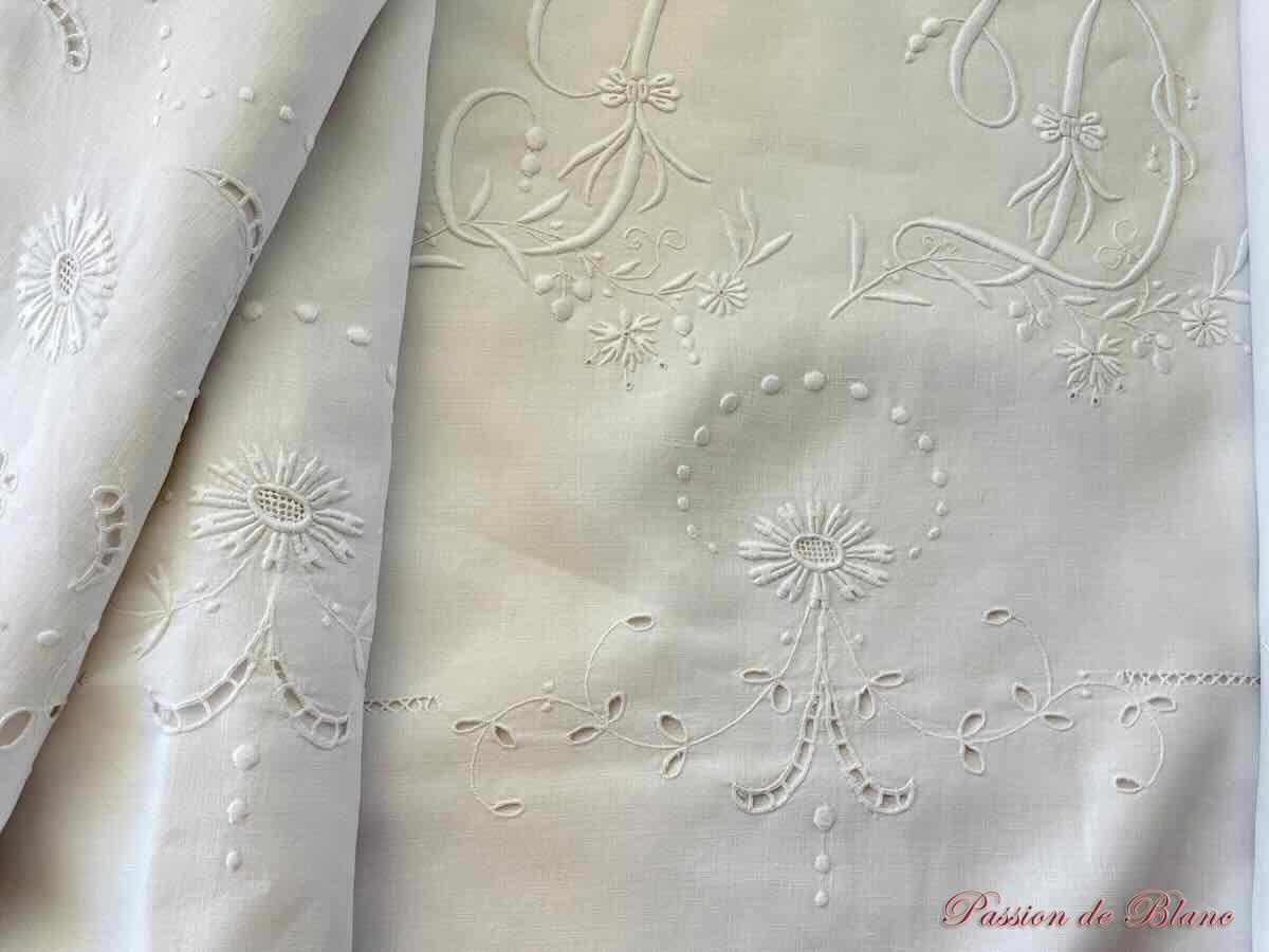 Drap brodé fleurs fil YD