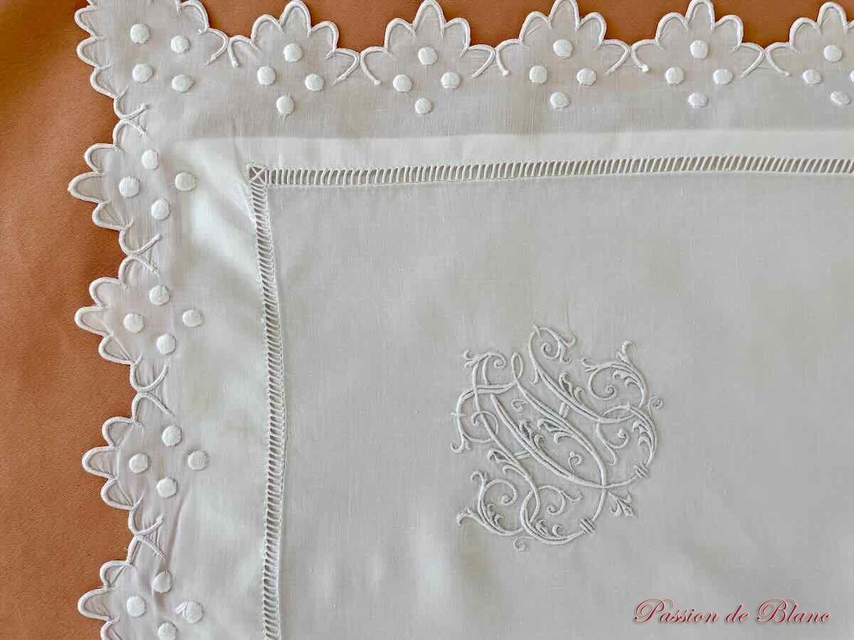 Somptueuse paire de taies festonnées en fil de lin avec monogramme AH et broderies – Image 4