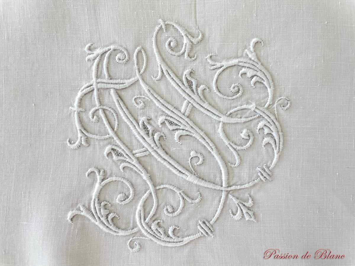 Somptueuse paire de taies festonnées en fil de lin avec monogramme AH et broderies – Image 2