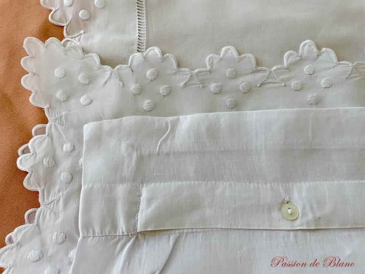Somptueuse paire de taies festonnées en fil de lin avec monogramme AH et broderies – Image 9