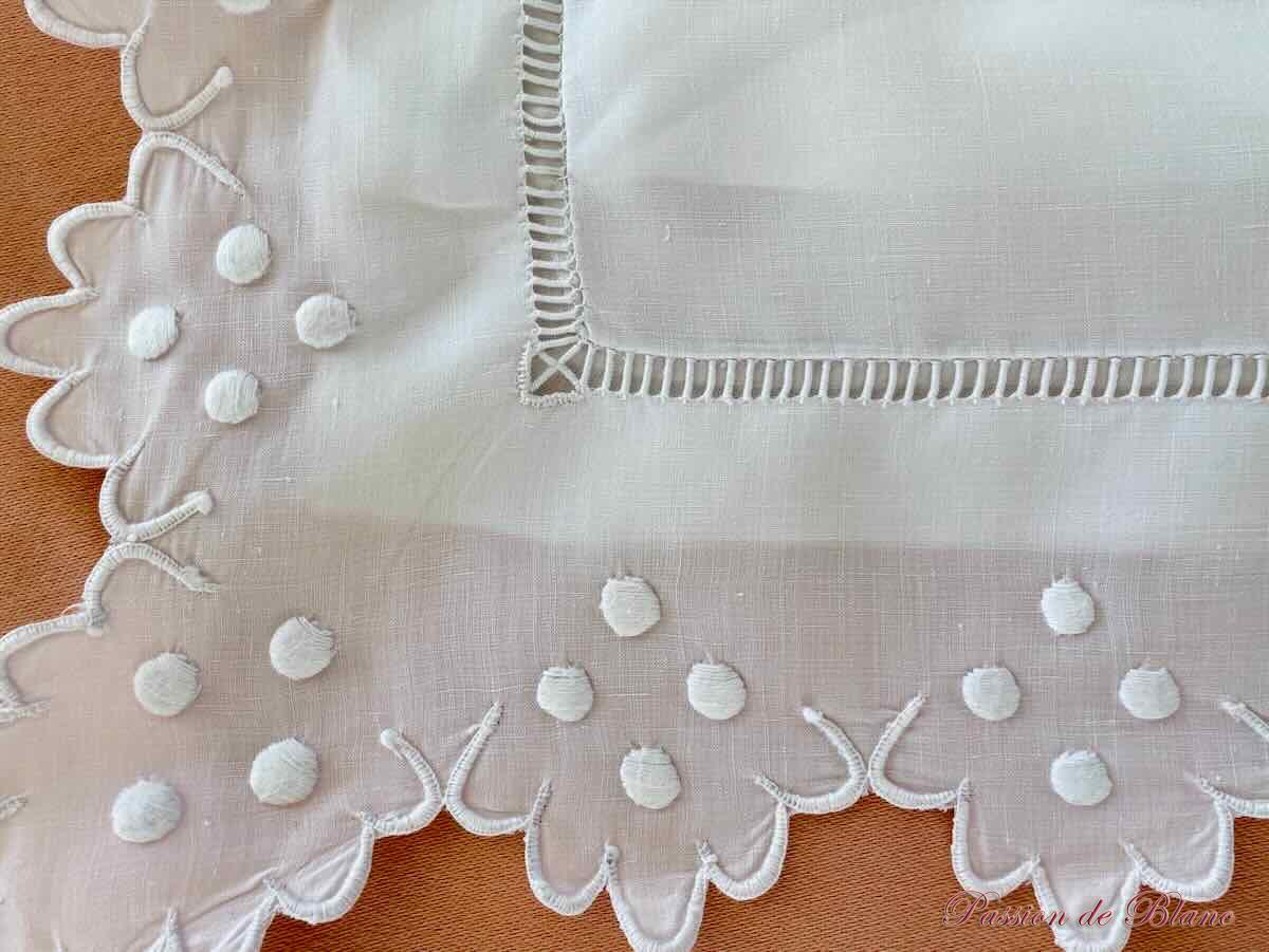 Somptueuse paire de taies festonnées en fil de lin avec monogramme AH et broderies – Image 5