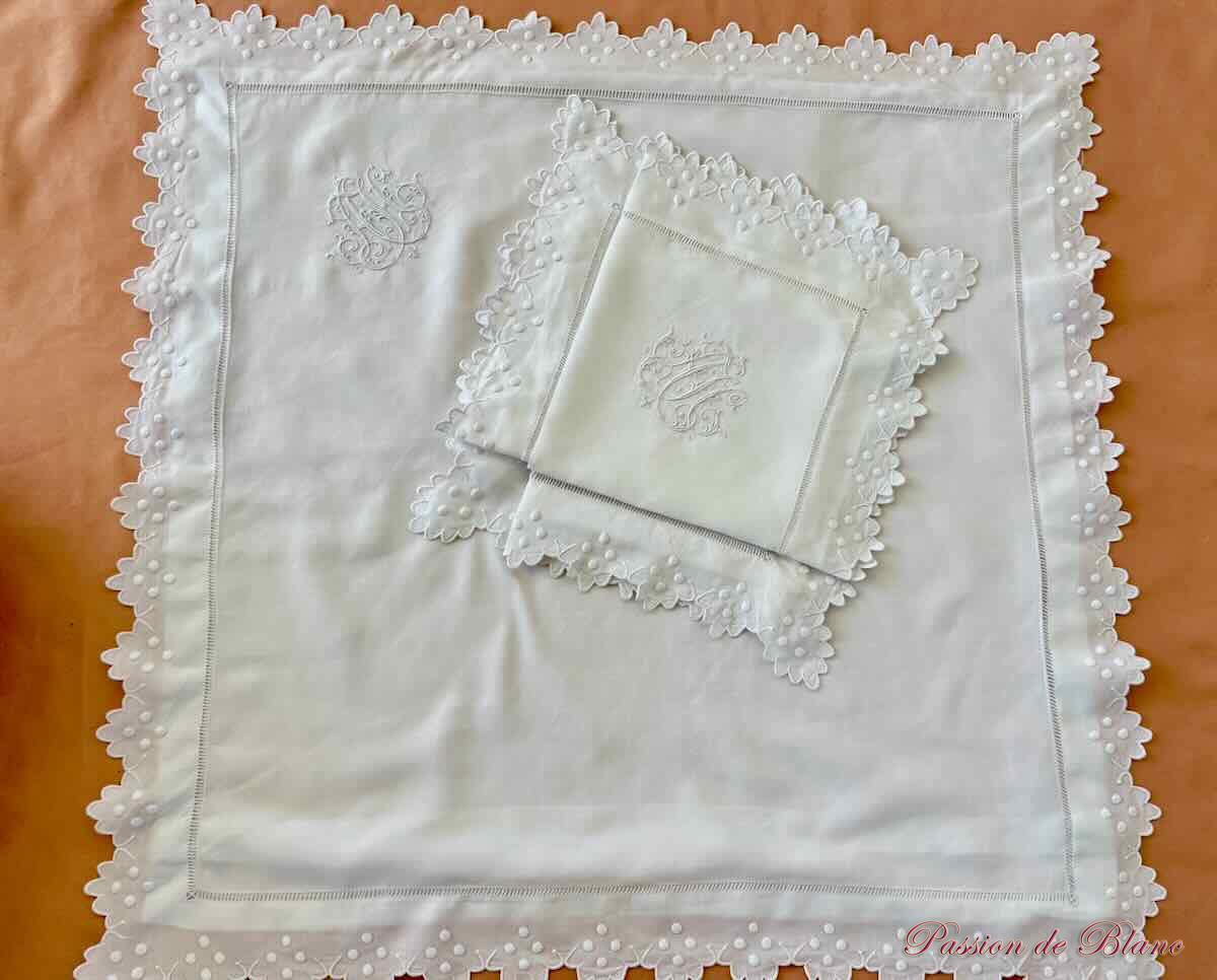 Somptueuse paire de taies festonnées en fil de lin avec monogramme AH et broderies – Image 7