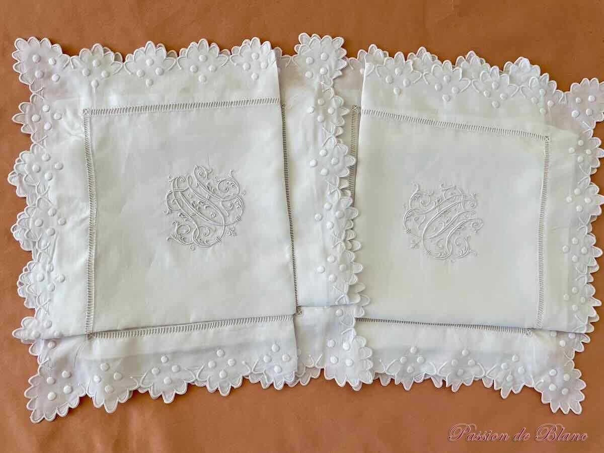 Somptueuse paire de taies festonnées en fil de lin avec monogramme AH et broderies – Image 6