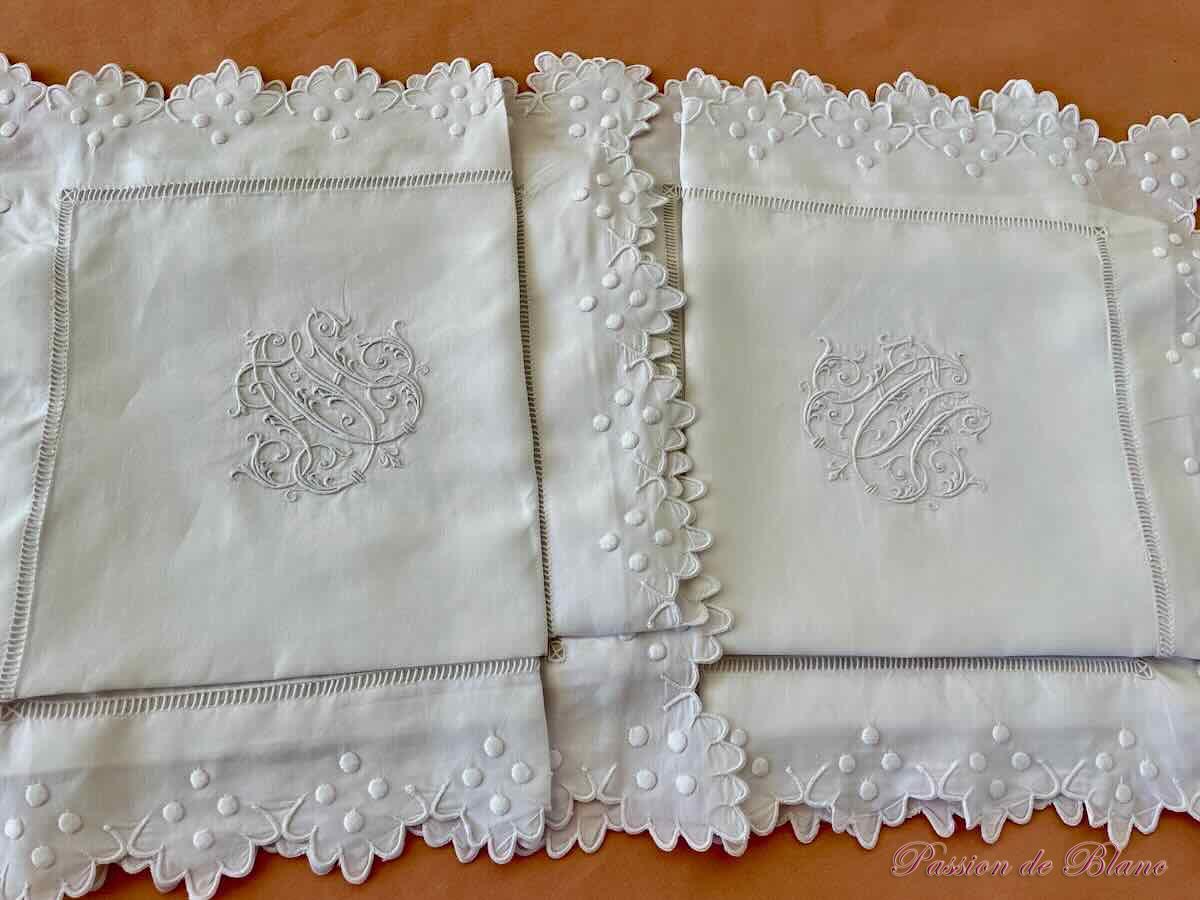 Somptueuse paire de taies festonnées en fil de lin avec monogramme AH et broderies – Image 3