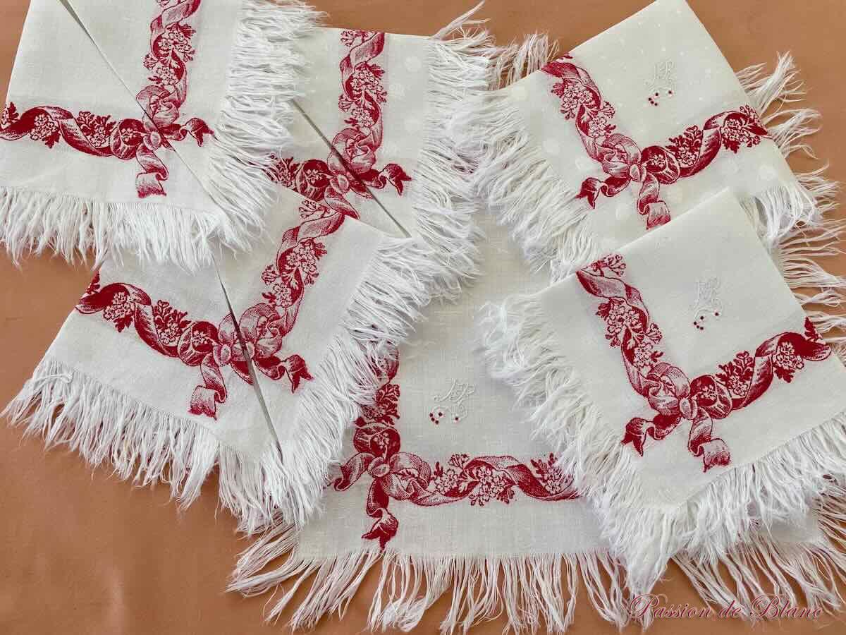 Superbe service à thé avec franges en lin fin avec liteaux rouges : rubans et nœuds – Image 3