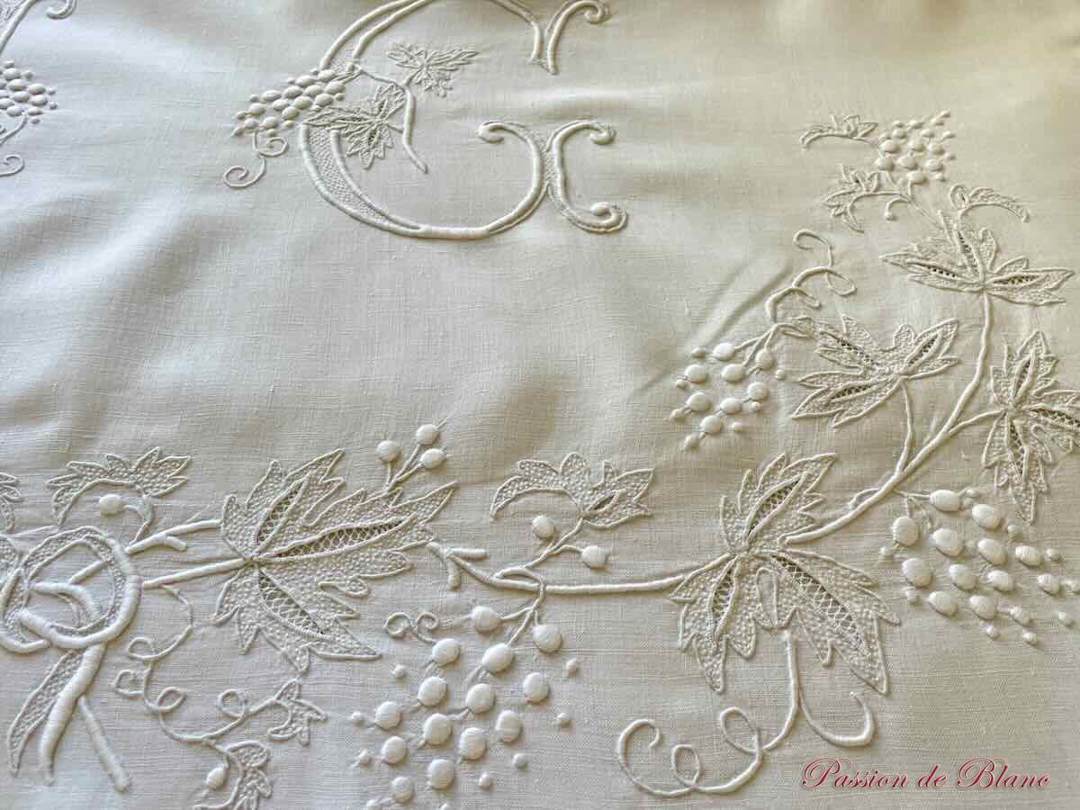 Grand drap lin fin blanc avec somptueuse broderie main pour le monogramme JC – Image 8