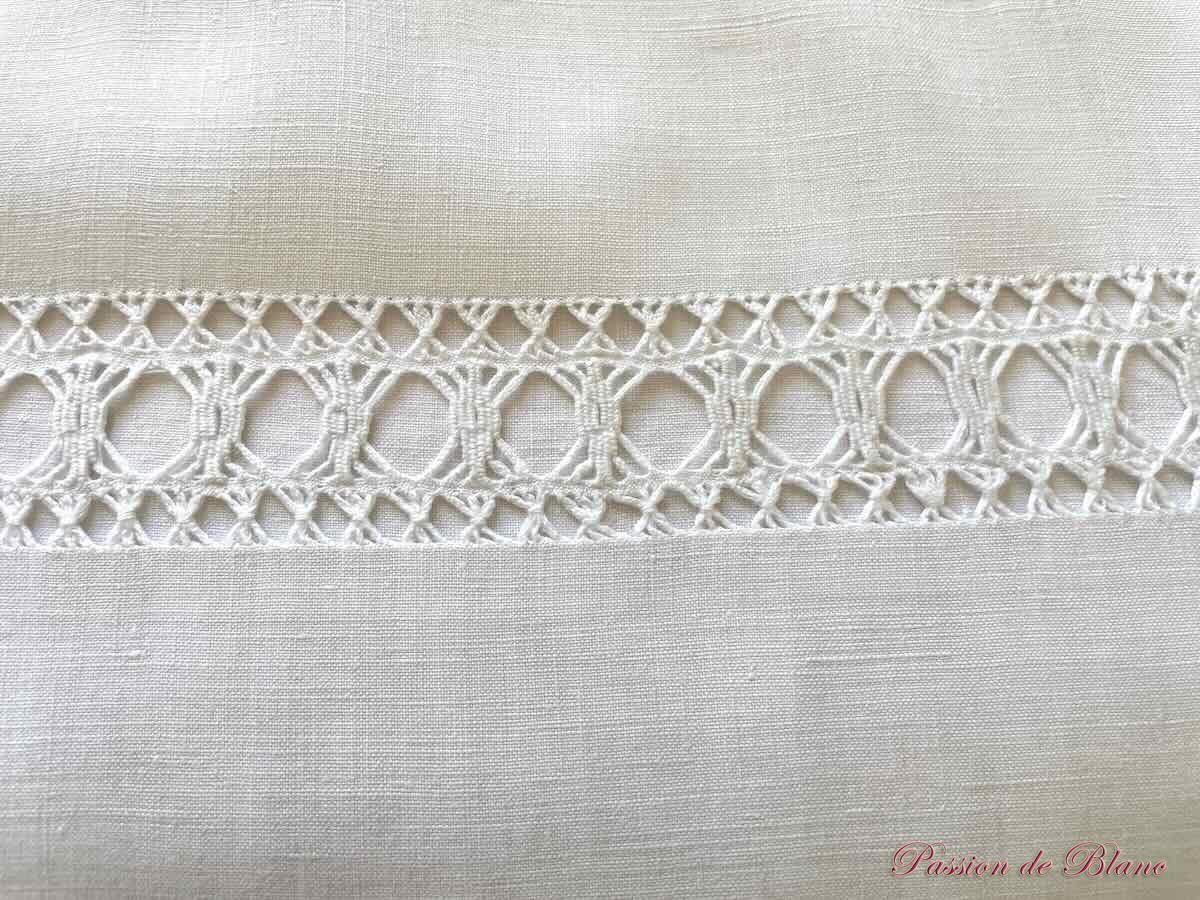 Grand drap lin fin blanc avec somptueuse broderie main pour le monogramme JC – Image 6