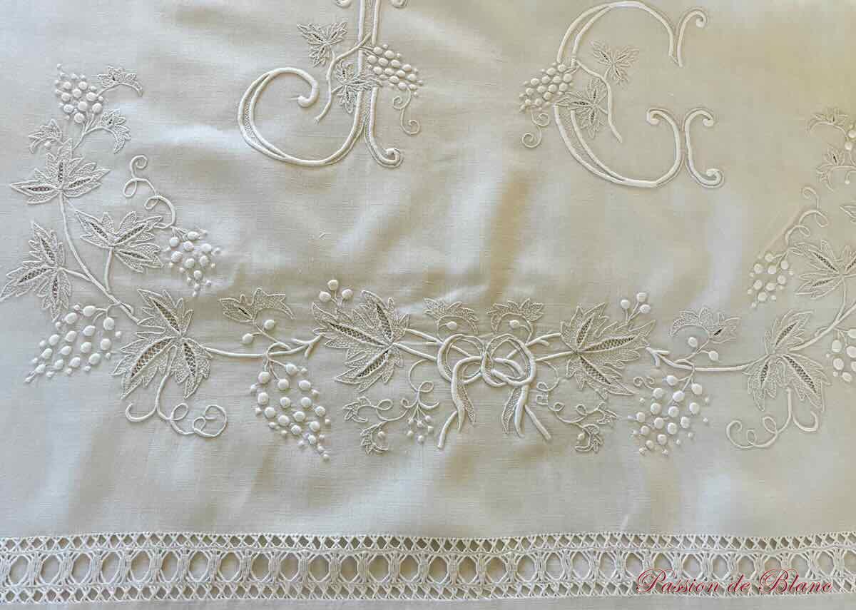 Grand drap lin fin blanc avec somptueuse broderie main pour le monogramme JC – Image 7