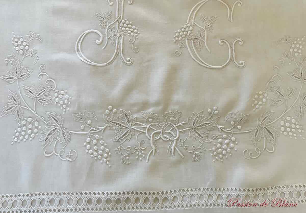 Grand drap lin fin blanc avec somptueuse broderie main pour le monogramme JC – Image 5