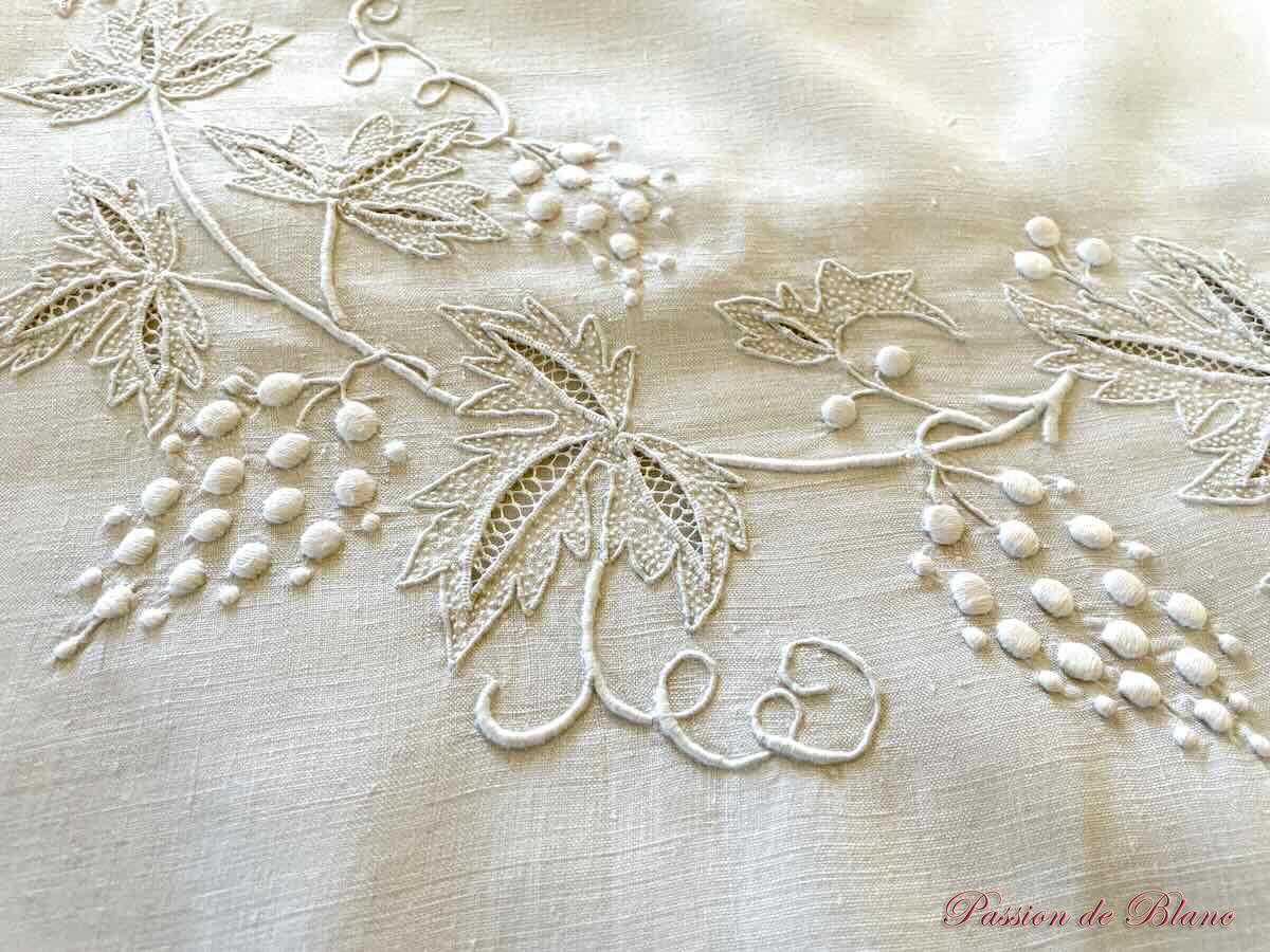 Grand drap lin fin blanc avec somptueuse broderie main pour le monogramme JC – Image 2