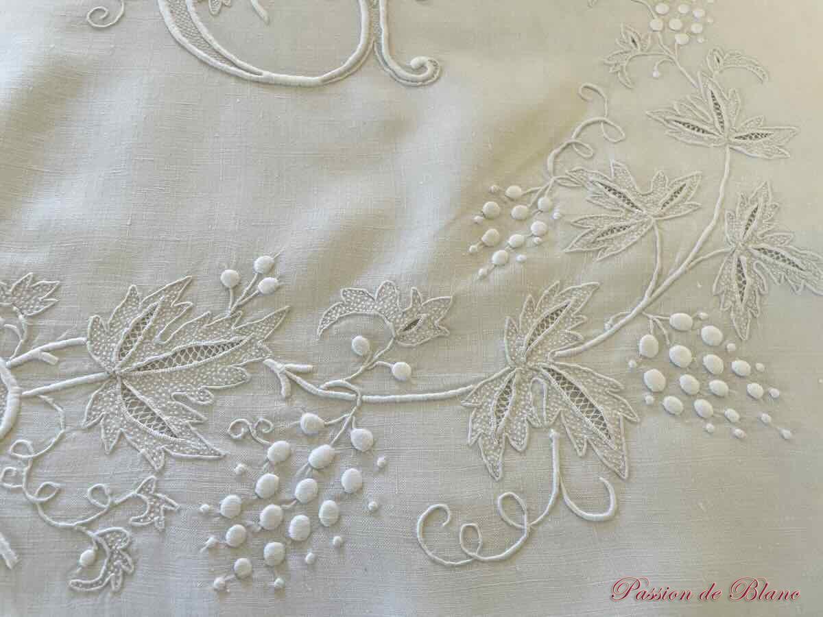Grand drap lin fin blanc avec somptueuse broderie main pour le monogramme JC – Image 4