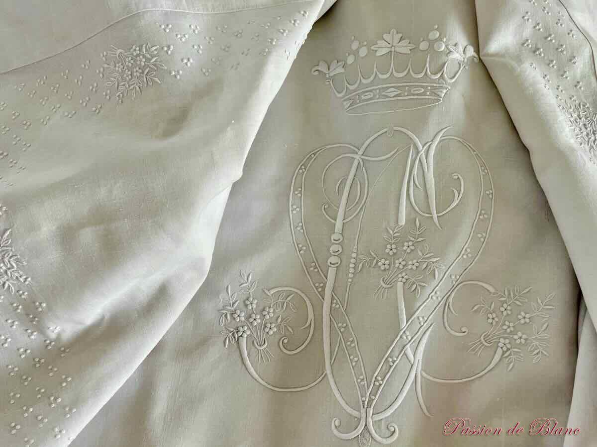 Grand drap brodé couronne de marquis, broderies fleurs, monogramme – Image 11